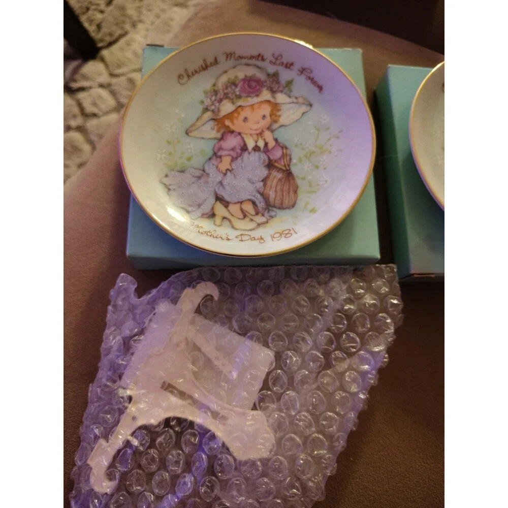 4 Avon Mother's Day Plates In Box With Stands 1981-1982-1983